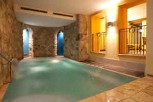 Bazén v ubytování Residence Le Grand Chalet nebo v jeho okolí
