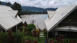 a view of a river from between two houses at Evergreen Bayview in San Vicente