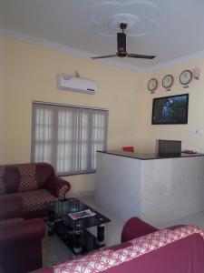 - un salon avec un canapé et une table dans l'établissement Hotel Daisy Park, à Siddharthanagar