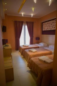 Un pat sau paturi într-o cameră la Lidra Hotel
