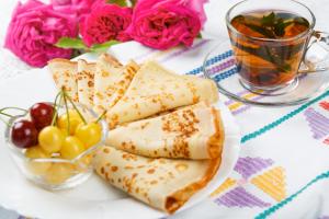 a plate of food with bread and grapes and flowers at Vila Roz in Trebujeni