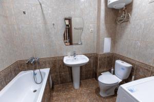 クラスノダールにあるApartment on Pokryshkina 2のバスルーム(洗面台、トイレ、バスタブ付)
