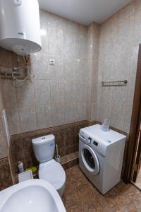 クラスノダールにあるApartment on Pokryshkina 2のバスルーム(トイレ、洗濯機付)