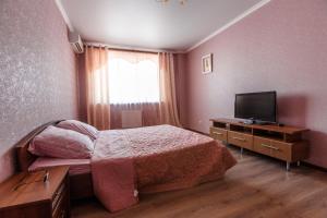 クラスノダールにあるApartment on Pokryshkina 2のベッドルーム(ベッド1台、薄型テレビ付)