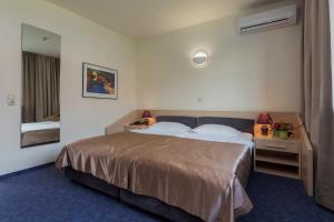 Un pat sau paturi într-o cameră la IBB Hotel