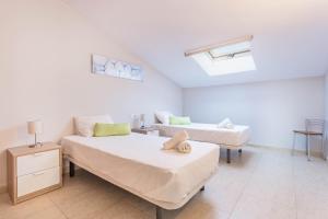 Posteľ alebo postele v izbe v ubytovaní Atico La Caleta + 11 fotografií