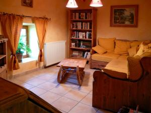 - un salon avec un canapé et une table dans l'établissement La ferme du Château, à Saint-Martin-en-Vercors