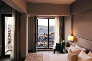 pokój hotelowy z łóżkiem i dużym oknem w obiekcie Kule Hotel w mieście Çanakkale