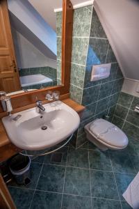 Een badkamer bij Hotel in restavracija Pod Roglo +24 foto's