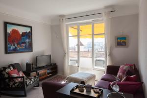 カンヌにあるStunning views from this lovely one bedroom apartment in Cannes only a short walk from the Palais 479のリビングルーム(ソファ、テレビ付)