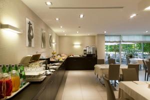 um restaurante com uma linha de buffet com mesas e cadeiras em Hotel Villa Maria Regina em Roma