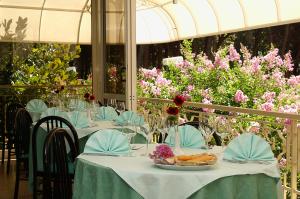 un tavolo con piatti di cibo e fiori di Hotel Bamby a Cervia