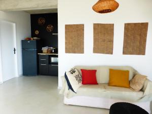 sala de estar con sofá y almohadas de colores. en Maison Itzé en Saint-Saturnin-dʼApt