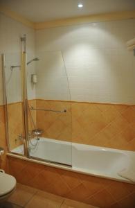 
a bath tub sitting next to a toilet in a bathroom at Luz Del Mar in Los Silos
