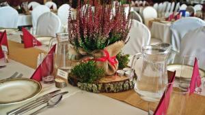 una mesa con un jarrón con flores. en Dwór na Wichrowym Wzgórzu en Przybysławice