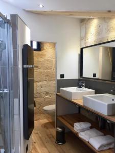 La salle de bains est pourvue de 2 lavabos et d'un miroir. dans l'établissement Au marche des Capucins by Cocoonr, à Bordeaux