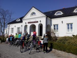 a group of people standing in front of a white building at Dwór na Wichrowym Wzgórzu in Przybysławice