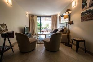 Χώρος καθιστικού στο L'ancien poulailler- The Old Hen House +17 φωτογραφίες