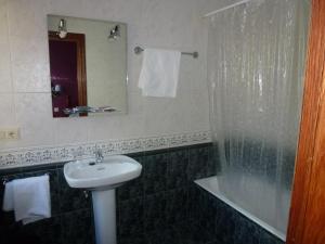 uma casa de banho com um lavatório, um chuveiro e uma banheira em Letea em Errezil