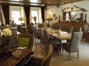 a dining room with a table and chairs at Zum Achten Himmel in Klotten