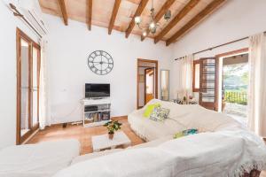 Mancor del ValleにあるSon Duriのリビングルーム(白いソファ、テレビ付)