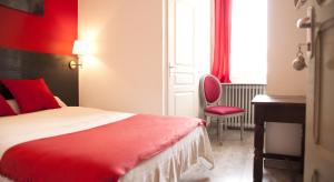 a bedroom with a red bed and a red chair at Aux Lys d'Or in Réalville