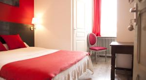 una camera con un letto rosso e una sedia rossa di Aux Lys d'Or a Réalville