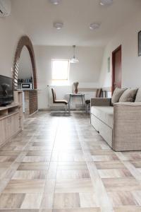 sala de estar con sofá y mesa en Rudolf Apartment, en Budapest