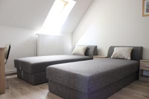 1 dormitorio con 2 camas y sofá en Rudolf Apartment, en Budapest