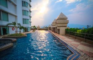 Majoituspaikassa Duangtawan Hotel Chiang Mai -SHA Extra Plus tai sen lähellä sijaitseva uima-allas