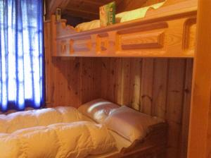 ヴラダルにあるHytte i Vrådalのキャビン内のベッドルーム1室(二段ベッド2組付)
