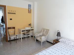 トリノにあるRabadan Bed and Breakfastのベッド、テーブル、椅子が備わる客室です。