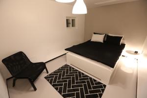 سرير أو أسرّة في غرفة في Muju House