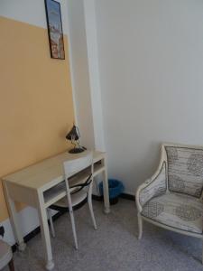 トリノにあるRabadan Bed and Breakfastのデスク、椅子が備わります。