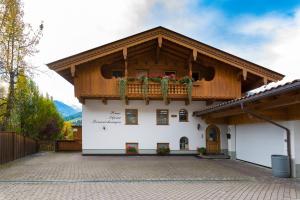 budynek z balkonem pokrytym kwiatami w obiekcie Appartement Alpina w Alpbach