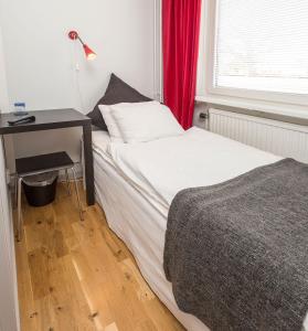 Postel nebo postele na pokoji v ubytování Alsterbro Minihotell