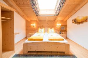sypialnia z łóżkiem w drewnianym domu w obiekcie Appartement Alpina w Alpbach