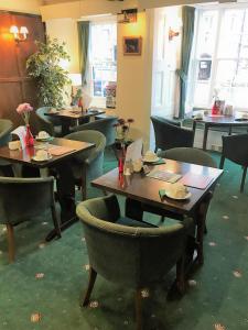 A restaurant or other place to eat at Yarn Market Hotel 