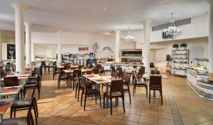 a dining room with tables and chairs in a restaurant at Sol Sun Beach Apartamentos in Adeje