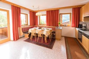 Kuchnia lub aneks kuchenny w obiekcie Appartement Alpina