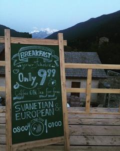 Nespecifikovaný výhled na hory nebo výhled na hory při pohledu z penzionu