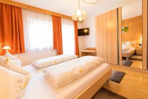 Łóżko lub łóżka w pokoju w obiekcie Appartement Alpina