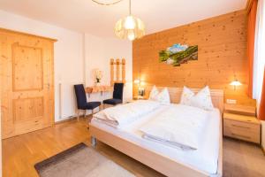Łóżko lub łóżka w pokoju w obiekcie Appartement Alpina
