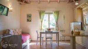 uma cozinha e sala de estar com mesa e cadeiras em Muses Villas em Finikounta