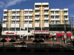 duży budynek apartamentowy przed ulicą w obiekcie Tiger Garden Int Hotel w mieście Khulna