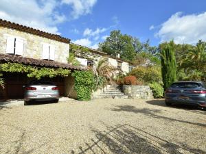 ファイエンスにあるQuaint Villa in Fayence with Private Swimming Poolの家の前に駐車した車2台