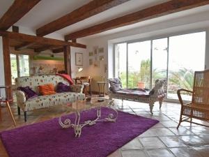 ein Wohnzimmer mit 2 Sofas und einem lila Teppich in der Unterkunft Quaint Villa in Fayence with Private Swimming Pool in Fayence