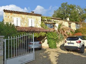 ファイエンスにあるQuaint Villa in Fayence with Private Swimming Poolの車が2台駐車している家