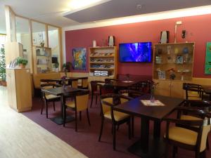 a dining room with tables and chairs in a restaurant at A&S Ferienzentrum Schwerin in Schwerin