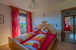 1 dormitorio con cama de madera y almohadas en Apartment Christine en Weyregg